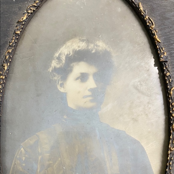 Possibly haunted vintage wood picture frame and picture - Picture 3 of 4